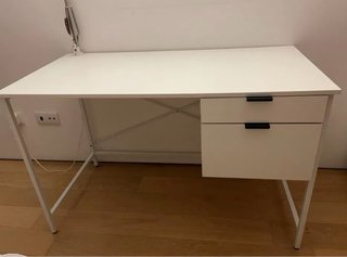 Scrivania in melaminico bianco e metallo