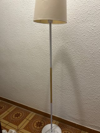 Lámpara de pie blanca y madera
