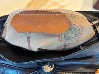 Borsa nera con catena dorata in stile Chanel
