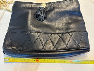 Borsa nera con catena dorata in stile Chanel