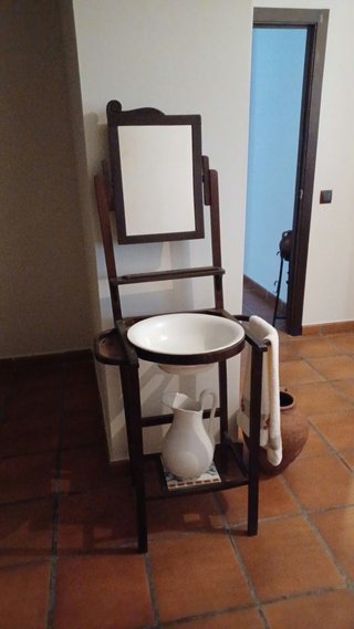 Lavabo antiguo de madera