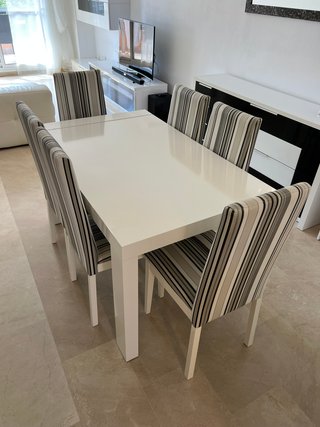 Mesa Extensible Blanca y 6 Sillas de Comedor