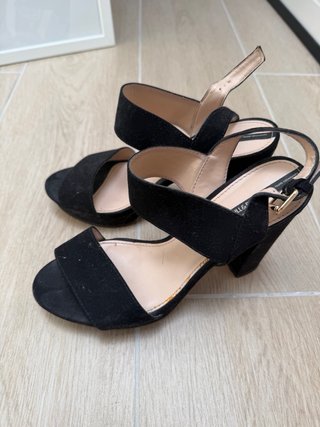 Sandalias con tacon Pull&Bear negras Talla 38