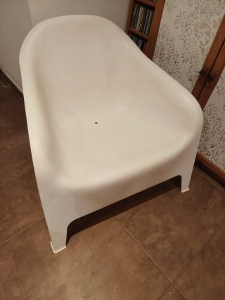 Sillón de plástico blanco