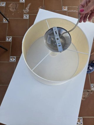 Lámpara de techo beige y plateada