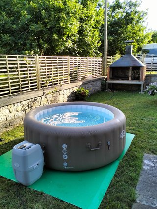 Jacuzzi hinchable marrón