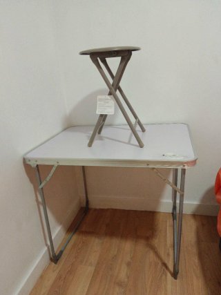 Mesa y taburete plegables