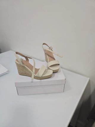 Sandalias cuña beige/blancas Talla 38