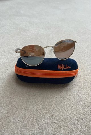 Gafas de sol Afflelou doradas. Funda incluida.