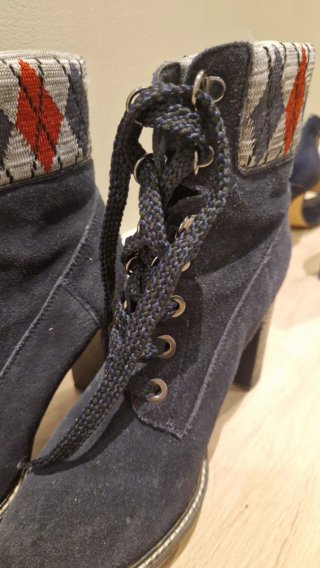 Botines Azul Marino con Detalle Estampado