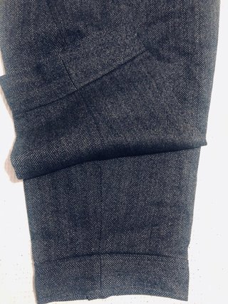 Pantalón corto gris a la rodilla
