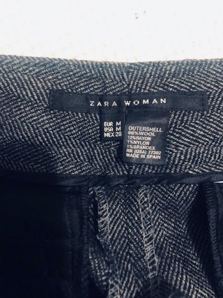 Pantalón corto gris a la rodilla