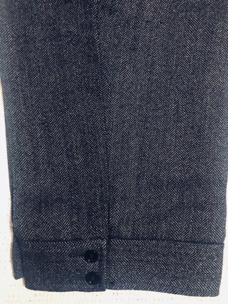 Pantalón corto gris a la rodilla
