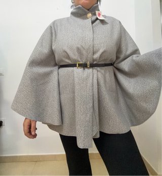 Capa de paño gris