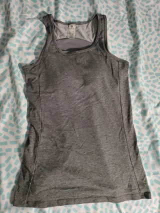 Camiseta deportiva con top gris