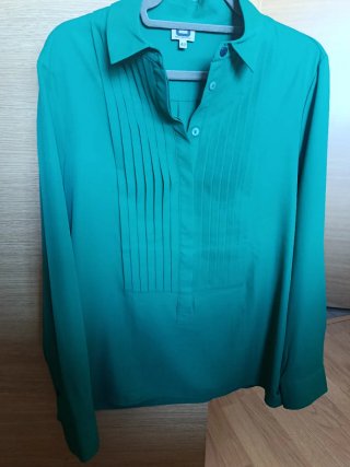 Blusa verde con tablas