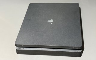 PS4 (PlayStation 4) + 2 mandos + 2 juegos