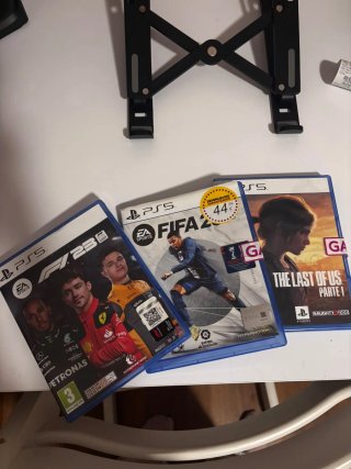 PlayStation 5 (PS5) con 2 mandos y 3 juegos