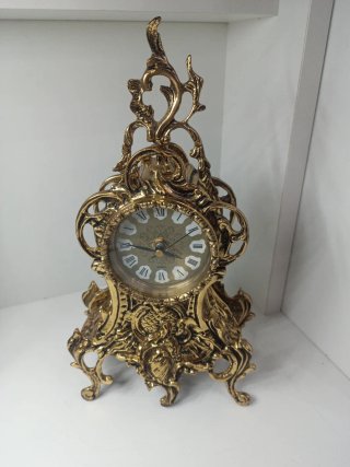 Reloj de sobremesa dorado estilo barroco