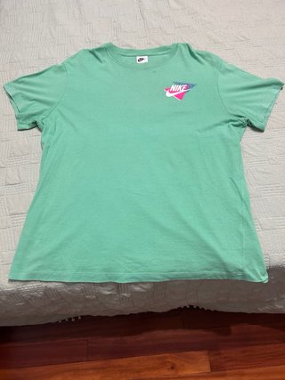 Camiseta Nike verde con logo