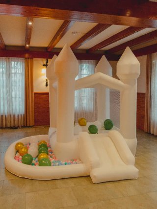 Castillo hinchable blanco con piscina de bolas