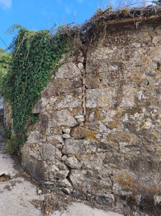 Vendo un piso un bajo comercial y 1/3 finca Pontev