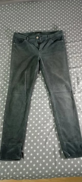 Pantalón de pana verde oscuro.