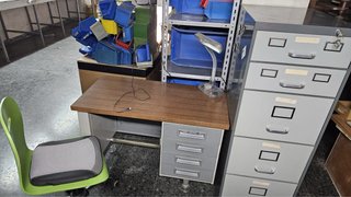 Set de despacho: mesa, archivador y silla