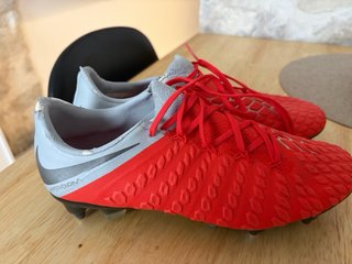Zapatillas de fútbol Nike rojas Marca Hyper venom