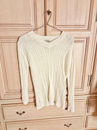 Jersey de punto blanco cuello pico