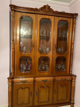 Vitrina de salón con copas