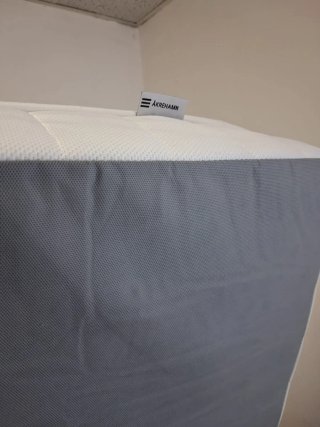 Colchón grueso y estructura de cama laminas ikea