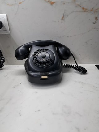 Teléfono de baquelita antiguo