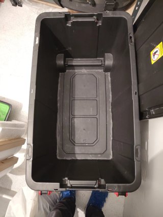 Caja baúl de plástico Sterilite negra