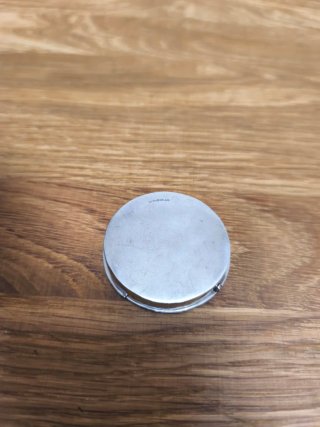 Pastillero antiguo de plata grabado