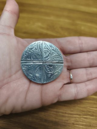 Pastillero antiguo de plata grabado