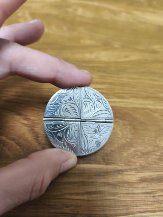 Pastillero antiguo de plata grabado