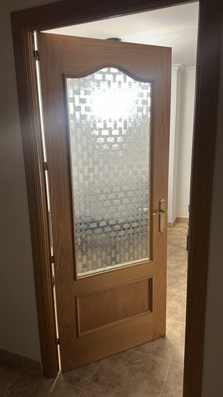 Puertas de madera con cristal y sin