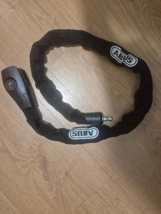 Patienete eléctrico con casco y candado