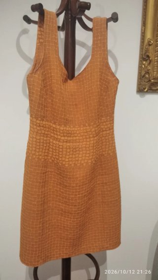 Vestido naranja con tela grabada