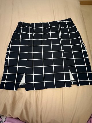 Falda Negra con Estampado de Cuadros Blancos