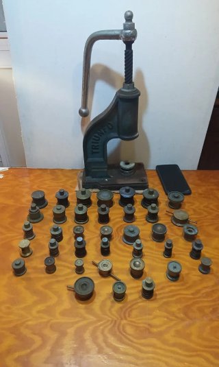 Prensa TRIUNFO y troqueles antiguos