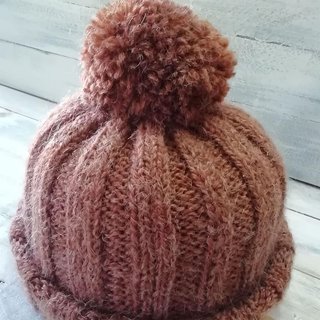 Gorro Unisex de lana marrón chocolate y pompón