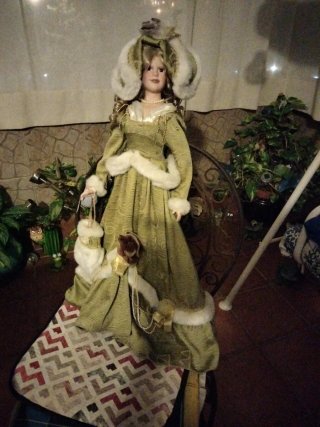 Muñeca de Porcelana con Vestido de Época