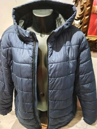 Chaqueta acolchada azul con capucha