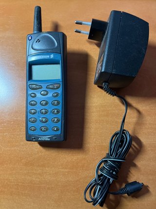 Teléfono Móvil Ericsson A1018s con Cargador