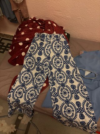 Pantalón ancho estampado azul y blanco