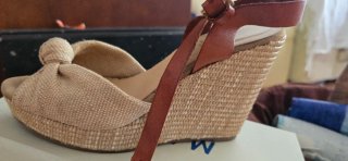 Sandalias cuña beige y marrón