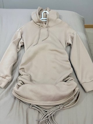 Vestido Deportivo Beige con Capucha