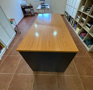Scrivania in legno con cassetti